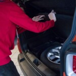 Oskar zajrzy do bagażnika i schowków Oskar i Jeep