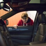 Oskar podziwia wnętrze Jeepa Oskar i Jeep