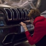 Oskar kombinuje jak otworzyć pokrywę silnika Oskar i Jeep