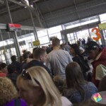 Autyści oczekują na wejście płytę lotniska Lotnisko Modlin