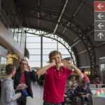 Autyści oczekują na wejście płytę lotniska Lotnisko Modlin