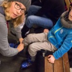 Zakładanie łyżew w tłoku to niełatwa rzecz Zimowy Narodowy