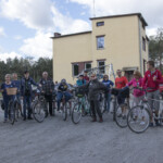 grupa rodzin autystów na rajdzie rowerowym